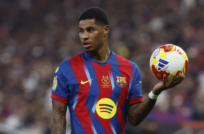 Marcus Rashford mặc áo Barcelona cầm bóng tại La Liga.